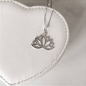 Colar pingente flor de lótus vazada