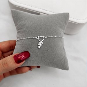 Pulseira entremeio coração vazado com pingentes menina e zircônia