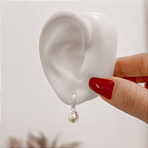 Brinco gancho cravejado 12mm pingente pérola