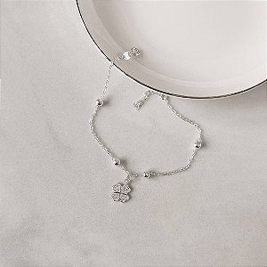 Pulseira entremeio bolas com pingente trevo cravejado 10mm