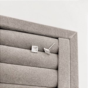 Brinco zircônia quadrada embutida 7mm