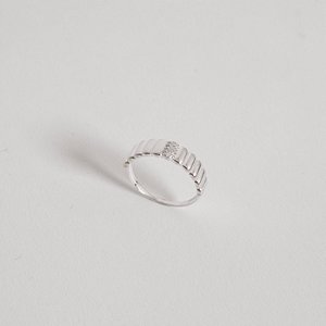 Anel largo riscado com detalhe cravejado