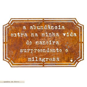 Placa Etiqueta Ferro - A abundância  entra na minha vida de maneira surpreendente e milagrosa.