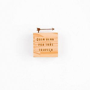 Cubo - Quem olha para trás tropeça