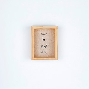Quadro Bordado c/ Acrílico - Be Kind