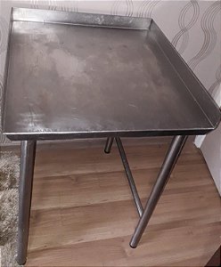 Mesa de Inox 65 cm com Encosto Lateral e Traseiro [usada]