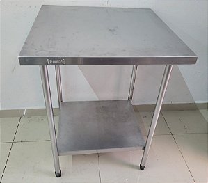 Mesa Fritomaq com prateleira inferior 100% Inox - 70x70 [Usada]