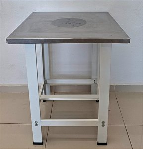 Mesa / Bancada de Inox com os pés com prateleira inferior gradeada [Usada]