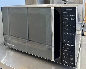 Micro-ondas 36L cor Inox Efficient com Descongelamento Assistido (ME36S) 220V - Electrolux [Usado]