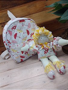 Mochila infantil com boneca
