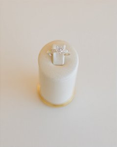 ANEL SOLITÁRIO COM CRAVEJAÇÃO NA PRATA