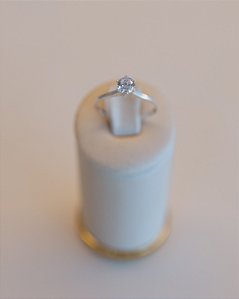 ANEL SOLITÁRIO CRAVEJADO KAROL NA PRATA