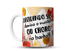Caneca divertida Decidindo se domino o mundo ou choro no banho
