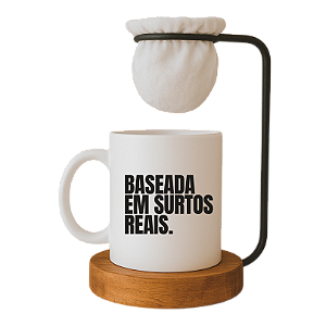 Caneca Divertida 'Baseada em surtos reais' com Mini Coador de Café, Base em Madeira