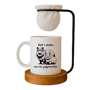 Caneca Divertida 'Capivara, Café e fofoca, mas sem julgamentos' com Mini Coador de Café, Base em Madeira