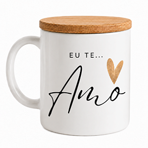 Caneca Cerâmica Premium Eu te Amo, Branca com Tampa de Bambu, Estampa Preta e Coração Dourado, Presente Romântico