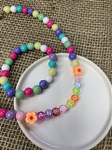 Colar infantil de miçangas com o nome