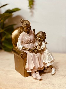 Escultura - Avó com a neta na poltrona