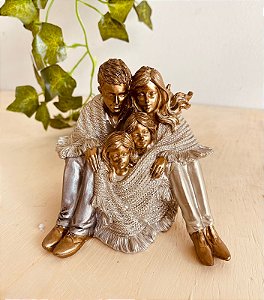 Escultura casal e dois filhos de inverno em resina
