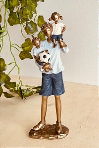 Escultura pai e casal de filhos futebol em resina