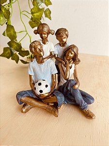 Escultura família decorativa futebol em resina