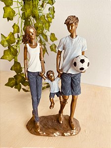 Escultura casal e filho futebol em resina