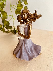 Escultura mãe e filho em resina