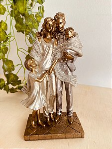 Escultura casal e dois filhos em resina