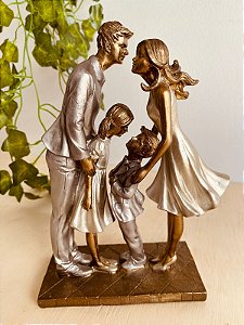 Escultura casal e dois filhos em resina