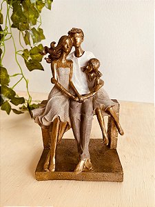 Escultura casal e filha em resina