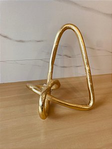 Escultura em metal dourada