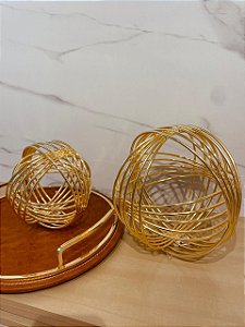 Bola decorativa em metal dourada