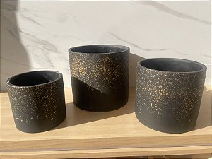 Cachepot em Cimento preto com dourado