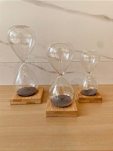 Ampulheta magnética em vidro com base em madeira