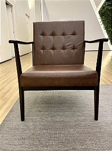 Poltrona em Madeira Maciça e Couro Ecológico - Artesanal (Apartamento Decorado)
