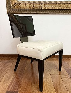 Poltrona Laqueada e Assento em Suede - Artesanal (Apartamento Decorado com Detalhe)