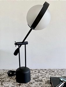 Luminária de Mesa Articulada com Globo - Femarte Iluminação (Apartamento Decorado)