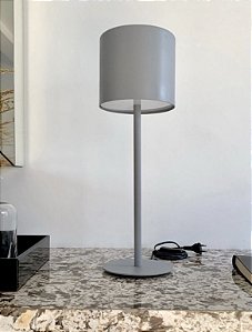 Luminária de Mesa em Ferro Cinza - Artesanal (Apartamento Decorado)