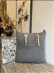 Almofada em Tricot e Tiras em Couro 50x50 - Tri.Co (Apartamento Decorado)