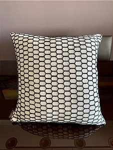 Almofada Colméia Preta e Branca 45X45 - My Nest (Apartamento Decorado)