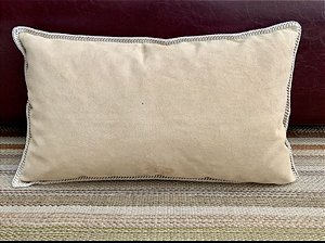 Almofada Luxe Capuccino em Camurça e Couro 50x30 - LuHome (Apartamento Decorado com Detalhe)