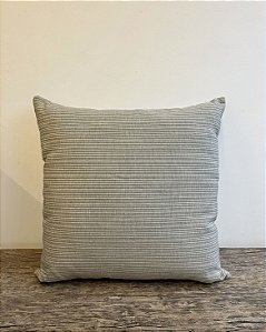 Almofada Listrada em Poliéster 50x50 - Artesanal (Apartamento Decorado)