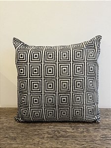 Almofada Geométrica em Linho 47x47 - Artesanal (Apartamento Decorado)