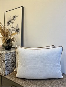 Almofada de Cama em Linho e Couro 65x45 - Artesanal (Apartamento Decorado)