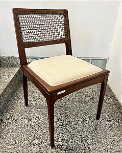 Cadeira Tesla com Tela Quadriculada em Madeira Maciça - Breton (Mostruário de Loja)