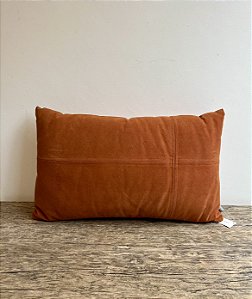 Almofada Cruz Deslocado em Camurça 50x30  - Codex Home (Apartamento Decorado)