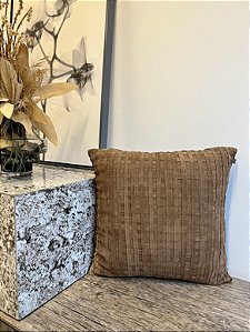 Almofada Recortes Quadriculada em Camurça 50x50 - Codex Home (Apartamento Decorado)