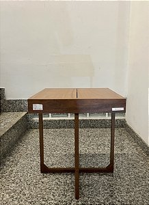 Mesa Lateral Devah em Madeira Maciça - Breton (Mostruário de Loja com Detalhe)