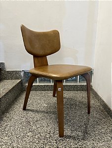 Cadeira Klaus em Couro Natural Cappuccino - Breton (Mostruário de Loja com Detalhe)