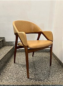 Cadeira Pixi com Braço em Couro Natural - Breton (Mostruário de Loja)